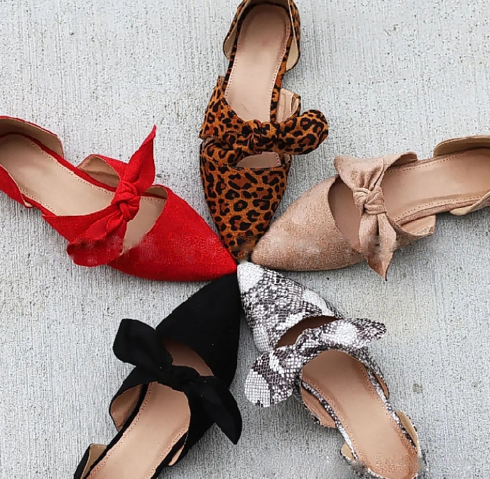 Pointed toe shoe with bow tie